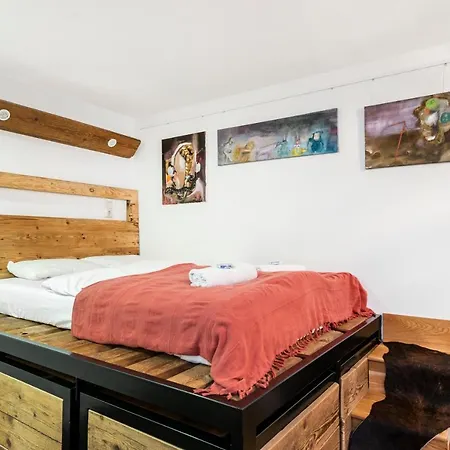 The Iguana-wooden Apartment *