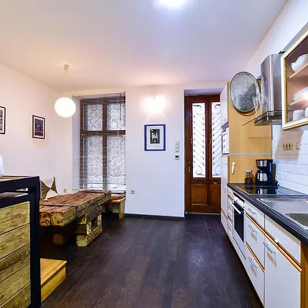 The Iguana-wooden Apartment *